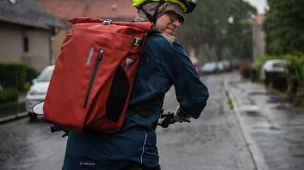 Radfahren bei Regen I Ausrüstung wasserdichter Otrlieb Rucksack