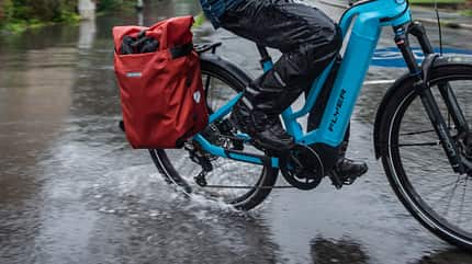 fahrradsommer2021,regen,regentag,regenbekleidung,regenschutz,wasserfest,suv,suv-bike,suv-e-bike Radfahren bei Regen I Fahrt durch Pfütze
