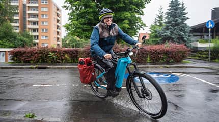 fahrradsommer2021,regen,regenbekleidung,regenschutz,regentag,wasserfest,suv,suv-e-bike,suv-bike,suv,suv-bike,suv-e-bike Radfahren bei Regen I Mann auf E-Bike im Regen