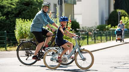 Kinder,Kinderrad,Eltern,Kreuzung,Straße,Stvo,StvZO,verkehr,training,lernen,Helm,Radfahren,Fahrtechnik,Lernen,Üben Hier gilt rechts vor links: Also vorsichtig in die Kreuzung einfahren und einen Blick riskieren.