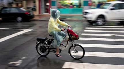 E-Bikerin im Ragen