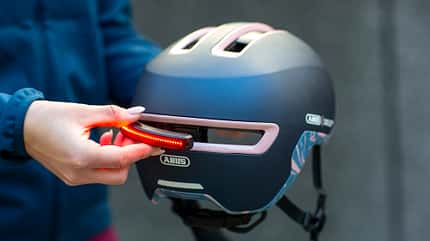 Sichtbarkeit auf dem Fahrrad I Abus Fahrradhelm I Ansteckbares LED-Licht für Helm Sichtbarkeit auf dem Fahrrad I Abus Fahrradhelm I Ansteckbares LED-Licht für Helm