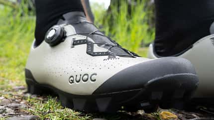 Quoc Escape Off-Road MTB Schuhe,Gravel,Test,Ansicht flach auf Boden schräg von vorne Quoc Escape Off-Road MTB Schuhe,Gravel,Test,Ansicht flach auf Boden schräg von vorne