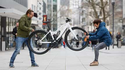 E-Bikes günstig kaufen I Mann und Frau streiten sich um ein E-Bike E-Bikes günstig kaufen I Mann und Frau streiten sich um ein E-Bike