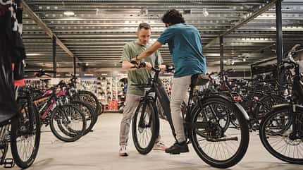 E-Bike kaufen oder leasen I Verkaufsgespräch beim Fahrradhändler E-Bike kaufen oder leasen I Verkaufsgespräch beim Fahrradhändler