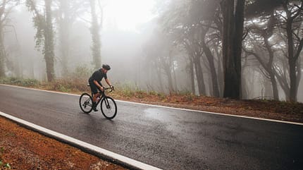 Specialized Roubaix SL8,Rennrad,Actionfoto am Berg, vorn schräg vorne,Regen,Testen Specialized Roubaix SL8,Rennrad,Actionfoto am Berg, vorn schräg vorne,Regen,Testen