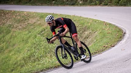 ROADBIKE-Redakteur Eric Gutglück Pinarello Dogma X Italien Rennrad schnelle Abfahrt ROADBIKE-Redakteur Eric Gutglück Pinarello Dogma X Italien Rennrad schnelle Abfahrt