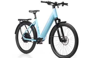Trekking E-Bike Möve Voyager V10 mit Wave-Rahmen Seitenansicht schräg Trekking E-Bike Möve Voyager V10 mit Wave-Rahmen Seitenansicht schräg