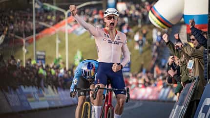 Mathieu van der Poel gewinnt auf einem Canyon Inflite CFR die Cyclocrossweltmeisterschaft vor Wout van Aert. Mathieu van der Poel gewinnt auf einem Canyon Inflite CFR die Cyclocrossweltmeisterschaft vor Wout van Aert.