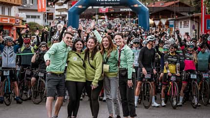 Das Organisationsteam des Dreiländergiro 2023: Christoph M., Natascha, Luna, Vikky und Jana. Nicht abgebildet, aber ebenso wichtig für die Orga: Streckenchef Christoph H. Das Organisationsteam des Dreiländergiro 2023: Christoph M., Natascha, Luna, Vikky und Jana. Nicht abgebildet, aber ebenso wichtig für die Orga: Streckenchef Christoph H.