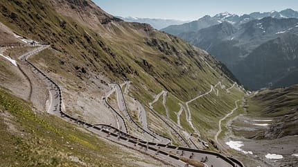 Legendär: die Nordauffahrt des Stilfser Joch mit ihren 48 Serpentinen Legendär: die Nordauffahrt des Stilfser Joch mit ihren 48 Serpentinen