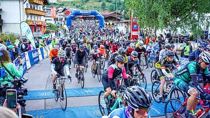 Der Start des Dreiländergiros 2023 mit ROADBIKE-Redakteur Moritz Pfeiffer mittendrin Der Start des Dreiländergiros 2023 mit ROADBIKE-Redakteur Moritz Pfeiffer mittendrin