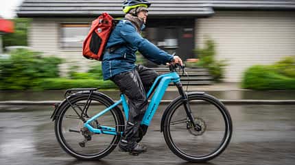 E-Bike-Fahrer im Regen