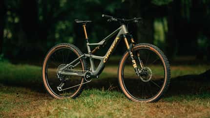 Orbea Occam SL 2024 Standbild schräg Orbea Occam SL 2024 Standbild schräg