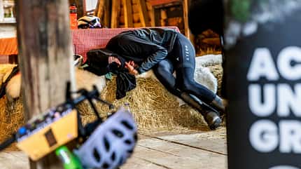 Sebastian Breuer braucht beim Bikepacking-Event Across Andes 2023 eine Pause. Sebastian Breuer braucht beim Bikepacking-Event Across Andes 2023 eine Pause.