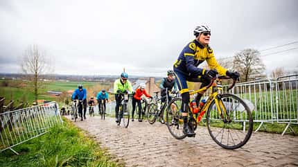 Nicht alle bewältigen die steilen und teils rutschigen Kopfsteinpflasteranstiege der Flandernrundfahrt fahrend... Nicht alle bewältigen die steilen und teils rutschigen Kopfsteinpflasteranstiege der Flandernrundfahrt fahrend...