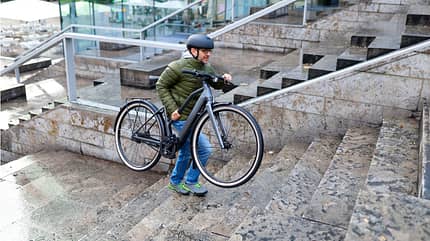 Light E-Bike Flyer Upstreet SL treppauf tragen Light E-Bike Flyer Upstreet SL treppauf tragen
