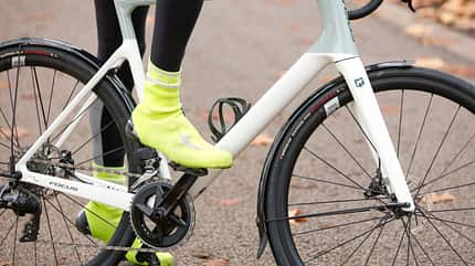 Das neue Focus Paralane Endurance-Rennrad 2024 mit montierten Schutzblechen Das neue Focus Paralane Endurance-Rennrad 2024 mit montierten Schutzblechen