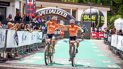 Zieleinlauf von Lukas Ittenbach und Lukas Hoffmann beim HERO Dolomites Marathon im Sommer 2023 Zieleinlauf von Lukas Ittenbach und Lukas Hoffmann beim HERO Dolomites Marathon im Sommer 2023