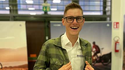 Gravelbike-Weltmeister Matej Mohoric im stilgerechten Flanellhemd. Gravelbike-Weltmeister Matej Mohoric im stilgerechten Flanellhemd.