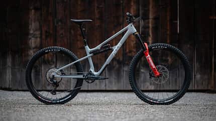Das neue Enduro-Bike von Arc8 setzt auf den bekannten Slider-Hinterbau. Das Schweizer Carbon-Rad ist leicht und bietet spannende Details. Das neue Enduro-Bike von Arc8 setzt auf den bekannten Slider-Hinterbau. Das Schweizer Carbon-Rad ist leicht und bietet spannende Details.
