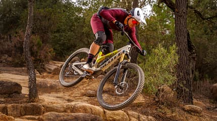 Mit dem Ransom hat der Schweizer Traditionshersteller Scott Sports die Neuauflage seines beliebten Enduro-Mountainbikes Ransom vorgestellt. Es bietet 170 mm Federweg und kommt wie Spark, Genius und Lumen mit integriertem Dämpfer. Mit dem Ransom hat der Schweizer Traditionshersteller Scott Sports die Neuauflage seines beliebten Enduro-Mountainbikes Ransom vorgestellt. Es bietet 170 mm Federweg und kommt wie Spark, Genius und Lumen mit integriertem Dämpfer.