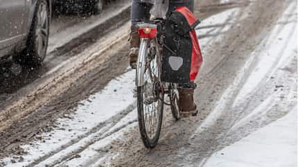Fahrradsturz im Winter bei Eis und Schnee Fahrradsturz im Winter bei Eis und Schnee