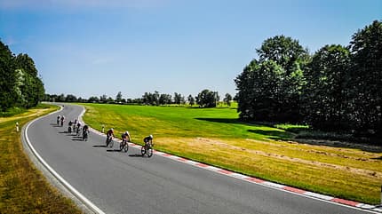 Eine Gruppe Rennradfahrer beim Jedermannrennen Schleizer Dreieck in Thüringen Eine Gruppe Rennradfahrer beim Jedermannrennen Schleizer Dreieck in Thüringen