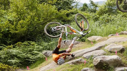 Olympia 2021 in Tokyo/Japan: Top-Favorit Mathieu van der Poel stürzt bei einem Drop, weil im Rennen eine Rampe entfernt wurde, die sich im Training noch auf der Strecke befand.