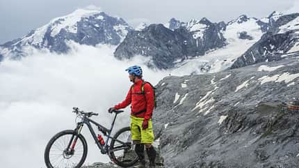 Kaisertrails, Gustavo Enzler, Gustel, Alpin, Schnee, Ausblick Gustavo Enzler genießt die Aussicht auf den Kaisertrails.