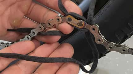 Bikehack, Tipp, Schnürsenkel, Kette, Kettenschloss öffnen, Eine Antriebskette eines Mountainbikes oder Fahrrads wird mit einem Schnürsenkel geöffnet.