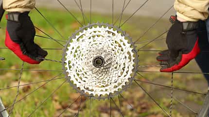 Bikehack, Tipp, SChnürsenkel, Freilauf, Kasette, draufrutschen, Der Freilauf einer Kassette wird mithilfe eines Schnürsenkels angebracht, indem die Sperrklinken zurückgedrückt werden.