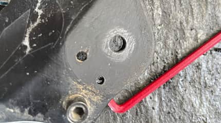 Bikehack, Tipp, Sram, wenig Kettenspannung, Kettenspannung, Bohren, Ein Sram-GX-Schaltwerk wird modifiziert um mehr Kettenspannung zu halten.