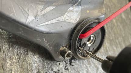 Bikehack, Tipp, Sram, Kettenspannung, weniger, Bohren, Ein Sram-GX-Schaltwerk wird modifiziert um mehr Kettenspannung zu halten.