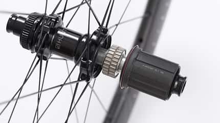 Die neuen Hunt Wheels Sub50 Limitless Disc wollen die perfekten Allround-Rennradlaufräder sein. Die neuen Hunt Wheels Sub50 Limitless Disc wollen die perfekten Allround-Rennradlaufräder sein.