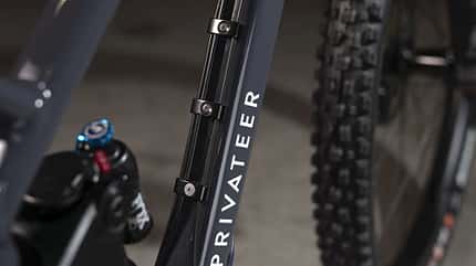 Mit dem 141 und 161 stellt die UK-Marke Privateer die Neuauflage des All-Mountain- und Enduro-Bike aus Aluminium vor. Mit dem 141 und 161 stellt die UK-Marke Privateer die Neuauflage des All-Mountain- und Enduro-Bike aus Aluminium vor.