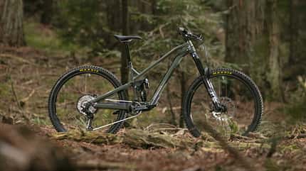 Das All-Mountain-Bike 141 sowie das Enduro 161 der UK-Marke Privateer rollt nun mit überarbeitetem Aluminium-Rahmen in die zweite Generation. Das All-Mountain-Bike 141 sowie das Enduro 161 der UK-Marke Privateer rollt nun mit überarbeitetem Aluminium-Rahmen in die zweite Generation.