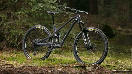 Das All-Mountain-Bike 141 sowie das Enduro 161 der UK-Marke Privateer rollt nun mit überarbeitetem Aluminium-Rahmen in die zweite Generation. Das All-Mountain-Bike 141 sowie das Enduro 161 der UK-Marke Privateer rollt nun mit überarbeitetem Aluminium-Rahmen in die zweite Generation.