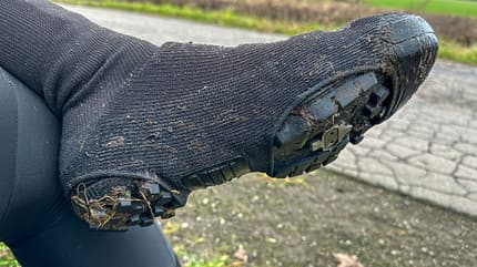 GripGrap Explorer Gravel Waterproof-Überziehschuhe,auf der Bank sitzend GripGrap Explorer Gravel Waterproof-Überziehschuhe,auf der Bank sitzend