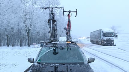 Fahrräder auf dem Autodach im Schnee Fahrräder auf dem Autodach im Schnee
