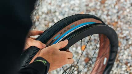 Sebastian Breuer bei der Tubeless-Montage Sebastian Breuer bei der Tubeless-Montage