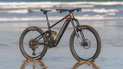 Die spanische Bikemarke Mondraker hat mit dem Dune ein neues Light-E-MTB mit Carbon-Rahmen und Bosch-Performance-SX-Motor vorgestellt. Die spanische Bikemarke Mondraker hat mit dem Dune ein neues Light-E-MTB mit Carbon-Rahmen und Bosch-Performance-SX-Motor vorgestellt.