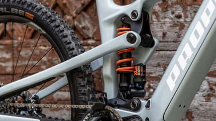 Shimano-Motor, 160/150 mm Federweg und gewohnt schicker Carbon-Rahmen: Das ist das neue E-MTB Sresh der Allgäuer Gravity-Marke Propain! Shimano-Motor, 160/150 mm Federweg und gewohnt schicker Carbon-Rahmen: Das ist das neue E-MTB Sresh der Allgäuer Gravity-Marke Propain!