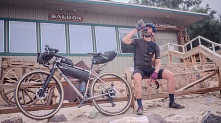 Sofiane Sehili während einer Pause vor dem Badwater Saloon im Death Valley Sofiane Sehili während einer Pause vor dem Badwater Saloon im Death Valley