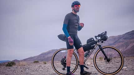 Sofiane Sehili mit seinem Bombtrack Beyond Ti Gravelbike Sofiane Sehili mit seinem Bombtrack Beyond Ti Gravelbike