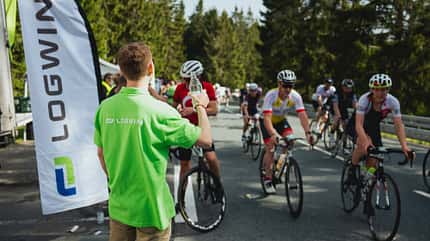 Teilnehmende des Radrennens Skoda Velotour Eschborn-Frankfurt bei der Verpflegungsstelle am Feldberg Teilnehmende des Radrennens Skoda Velotour Eschborn-Frankfurt bei der Verpflegungsstelle am Feldberg