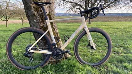 Die neuen Newmen Advanced A.50-Laufräder in einem Specialized Allez Sprint. Die neuen Newmen Advanced A.50-Laufräder in einem Specialized Allez Sprint.