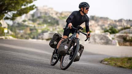 E-Gravelbike und E-Rennrad Moustache Dimanche 29 Gravel mit Packtaschen Action