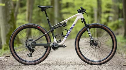 Mit dem Lux CFR Loana Lecomte stellt Canyon ein Sondermodell seines beliebten Racefullys vor. Mit dem Lux CFR Loana Lecomte stellt Canyon ein Sondermodell seines beliebten Racefullys vor.