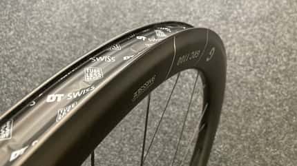 Die Felge der neuen GRC-Laufräder von DT Swiss kommt mit einer Maulweite von 24 Millimetern. Die Felge der neuen GRC-Laufräder von DT Swiss kommt mit einer Maulweite von 24 Millimetern.